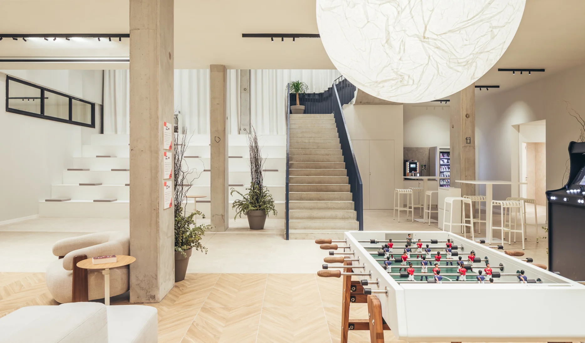 Sala de juego y Ágora equipada con mobiliario estándar y tecnología AV en nuevo flex living en Terrasa