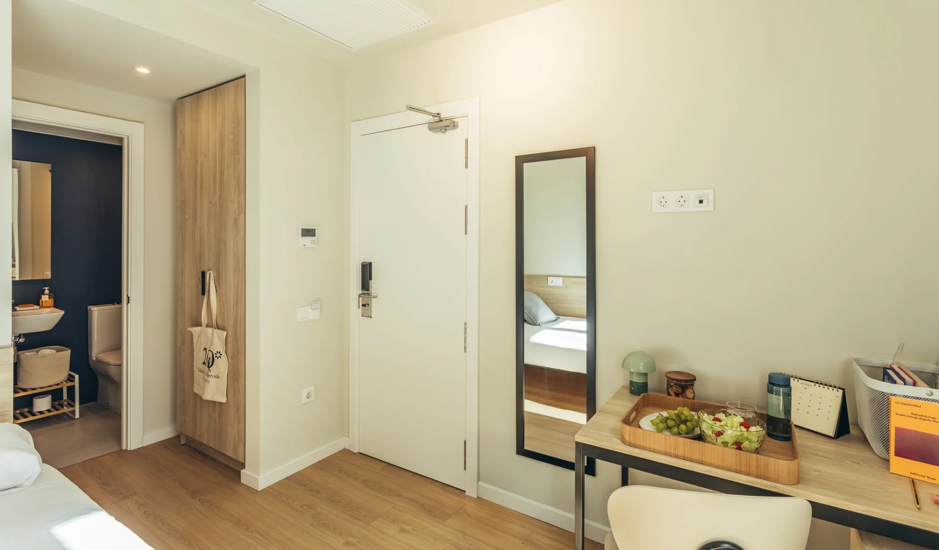 Detalles habitación equipada con mobiliario estándar y tecnología AV en nuevo flex living en Terrasa