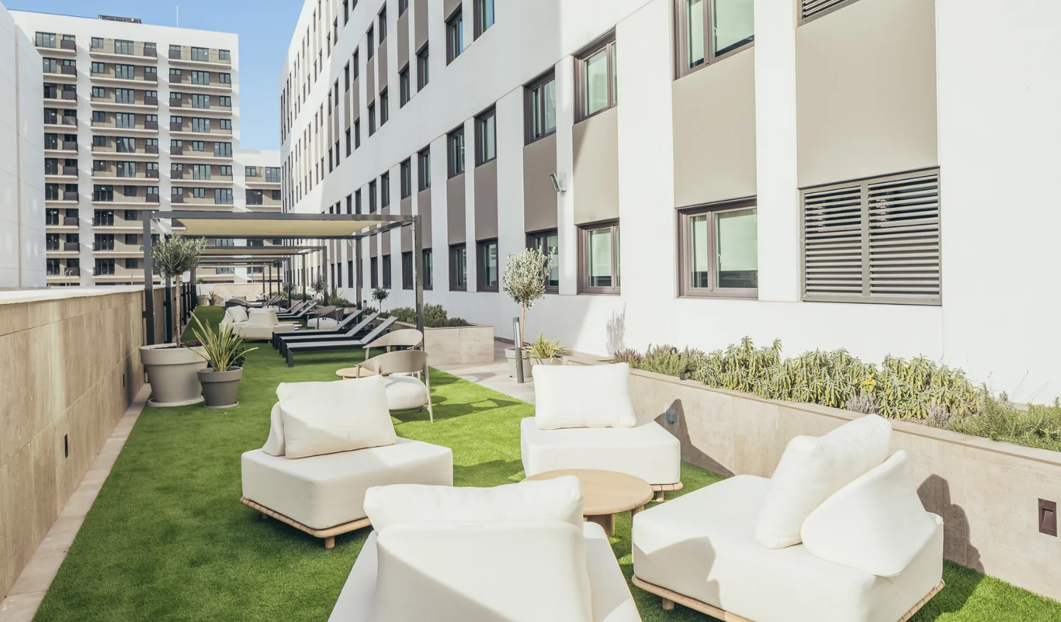 Terraza equipada con mobiliario estandar en nuevo flex living en Terrasa