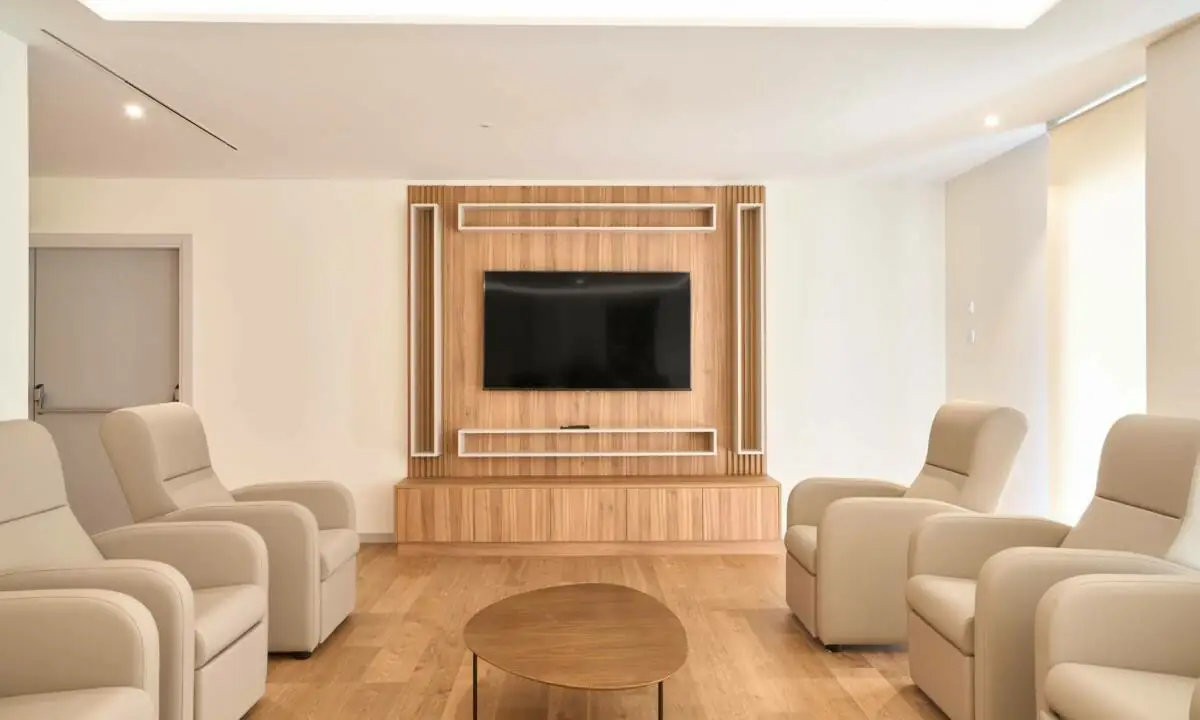 Salón de Tv con sofás relax y panelado de madera