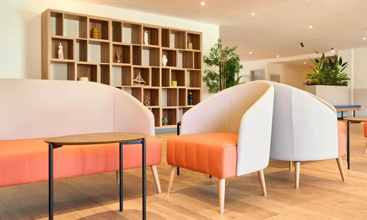 Detalle de mobiliario con butacas de colores en residencia de mayores