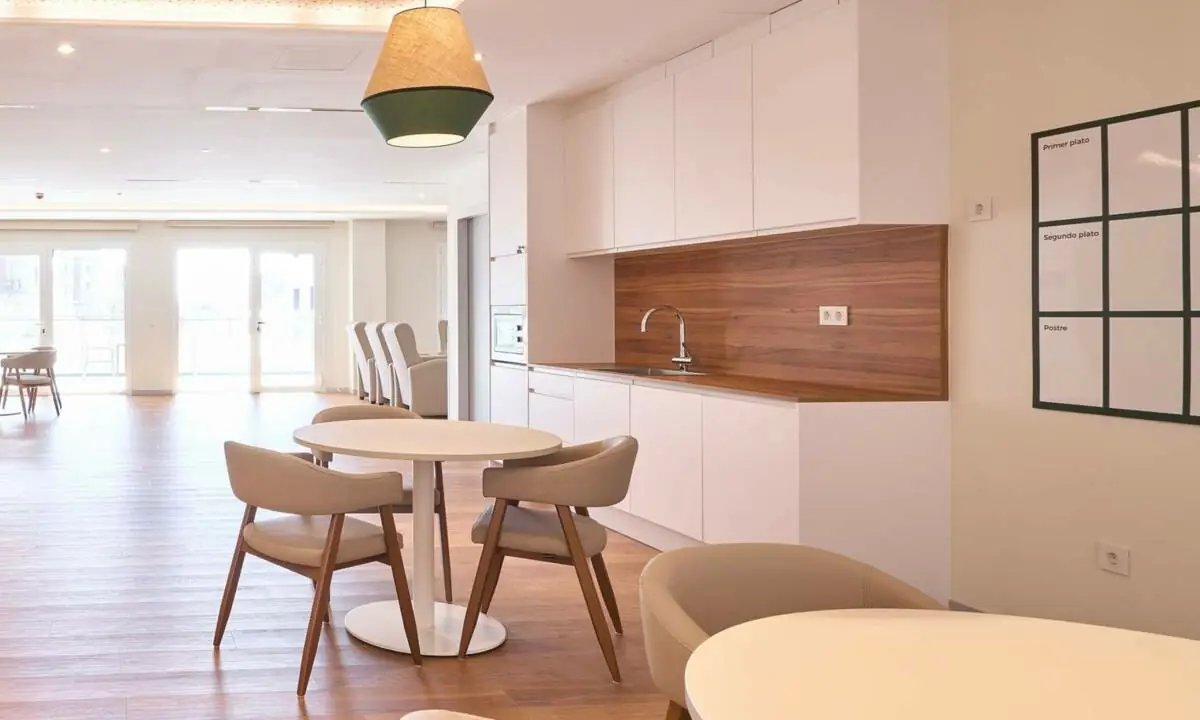 Cocina realizada en carpintería a medida en taller propio de STGgroup en tonos blancos y madera natural