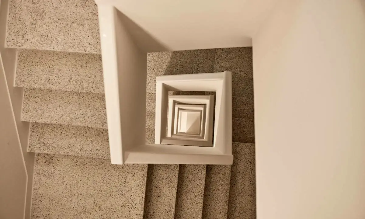 Vano de escaleras con trabajos de obra