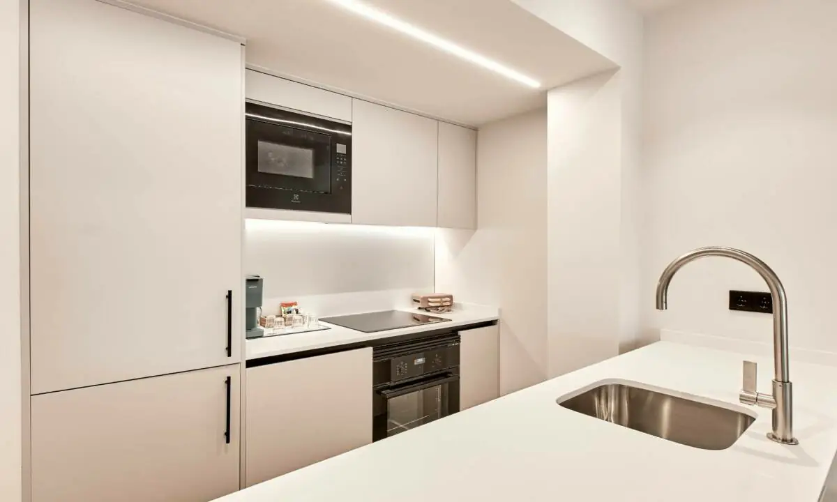 Mobiliario de cocina realizado a medida en talleres propios en madera y melamina