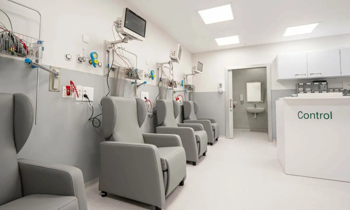 Salón de atención médica con trabajos de construcción a medida
