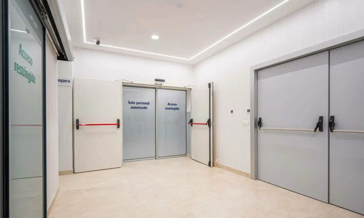 Trabajos de obra con colocación de puertas y revestimientos
