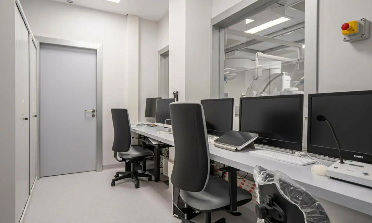 Sala de control de quirófano con actuaciones de carpintería a medida y obra