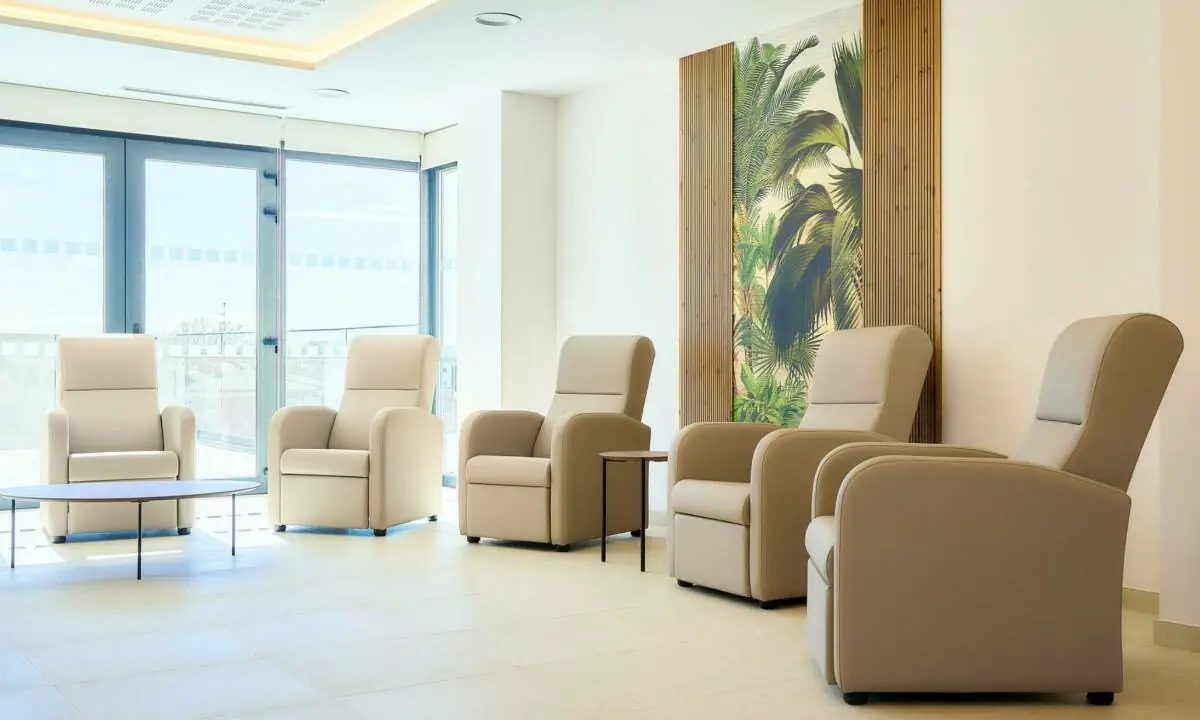 Sillones relax en tono beige en proyecto de equipamiento de residencia de mayores