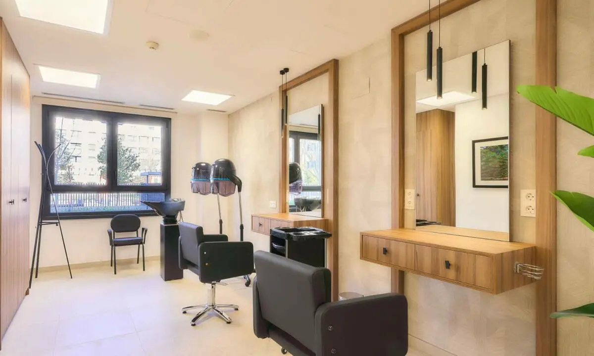 Espacio de peluquería con panelados de madera a medida