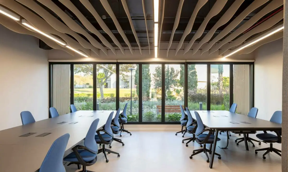 Zona de trabajo con puestos operativos en inmueble Flex Living en Málaga