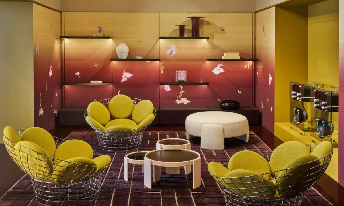 Salone del Mobile Milano 2026_ Formas redondeadas y uso de amarillo en stand de Cassina