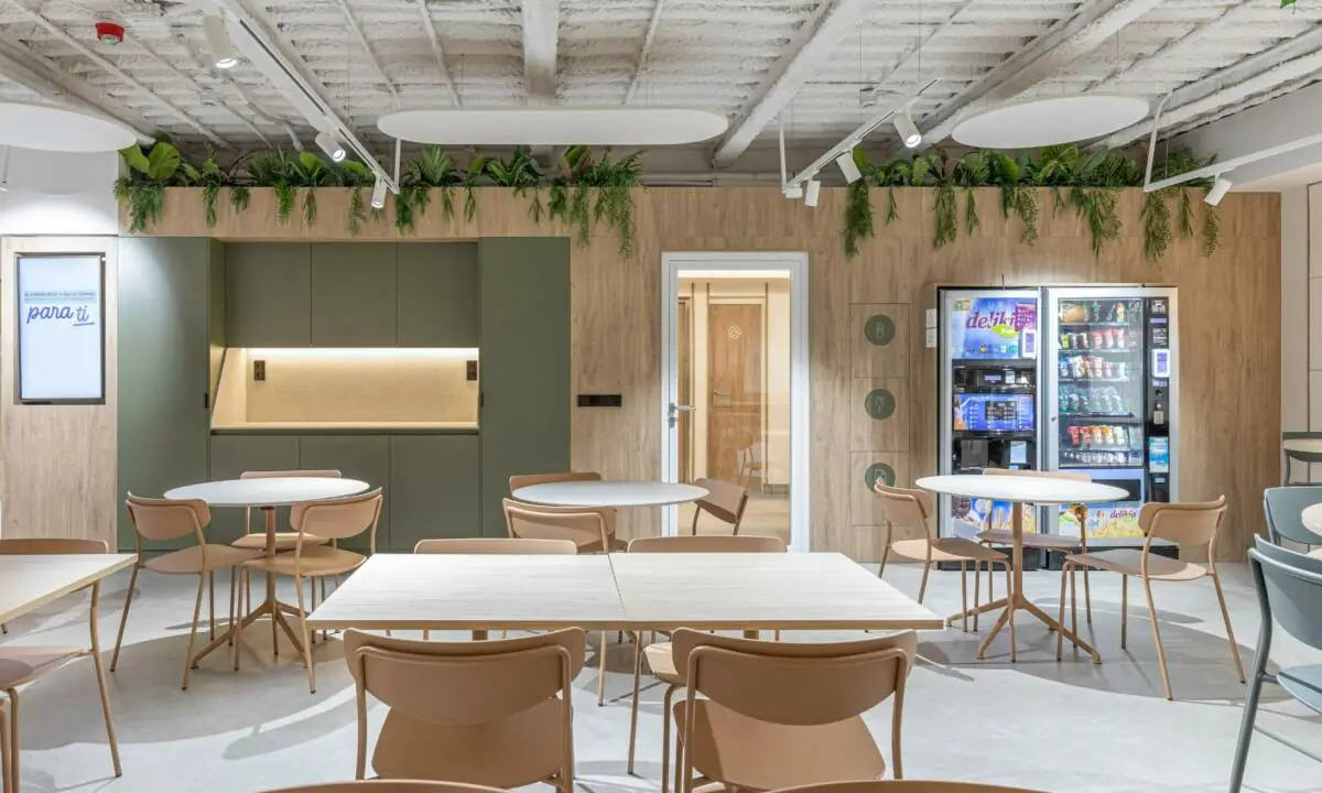 Espacio colaborativo de cantina en oficina en Madrid con mobiliario a medida