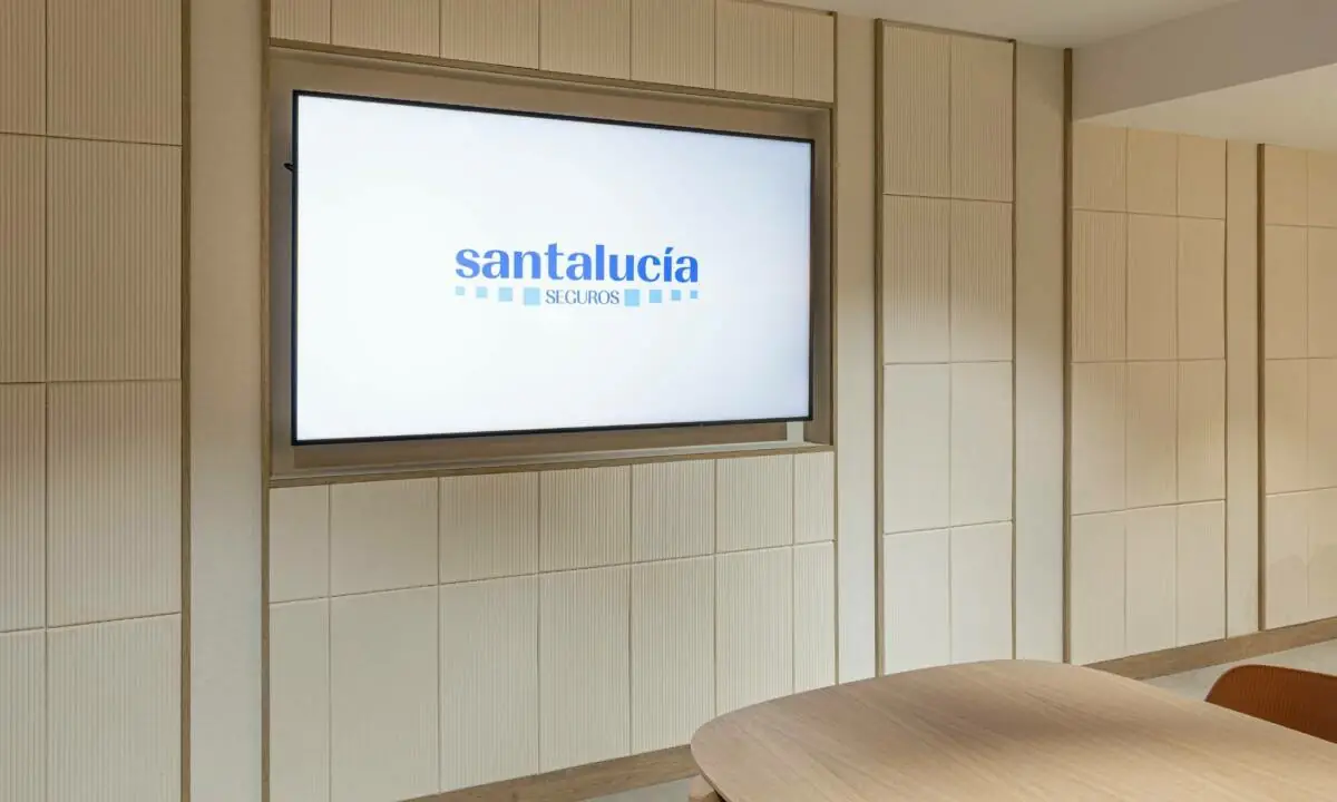 Monitor de gran formato encastrado en pared de oficina en Madrid
