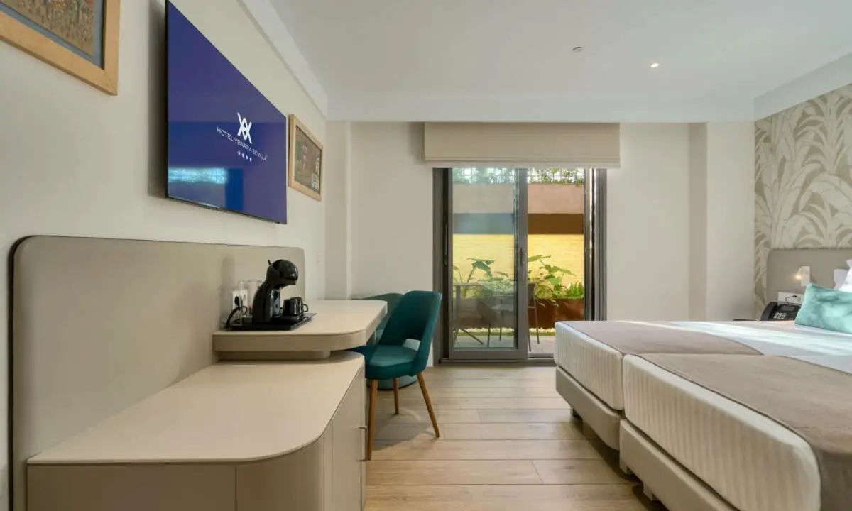 Mueble a medida para habitación de hotel con escritorio y mini bar