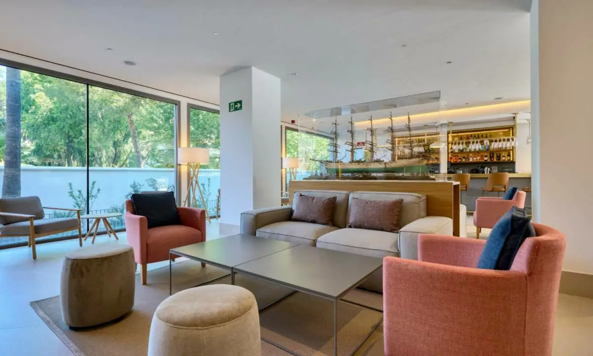 Sofás, butacas y sillones en tonos neutros en recepción de hotel