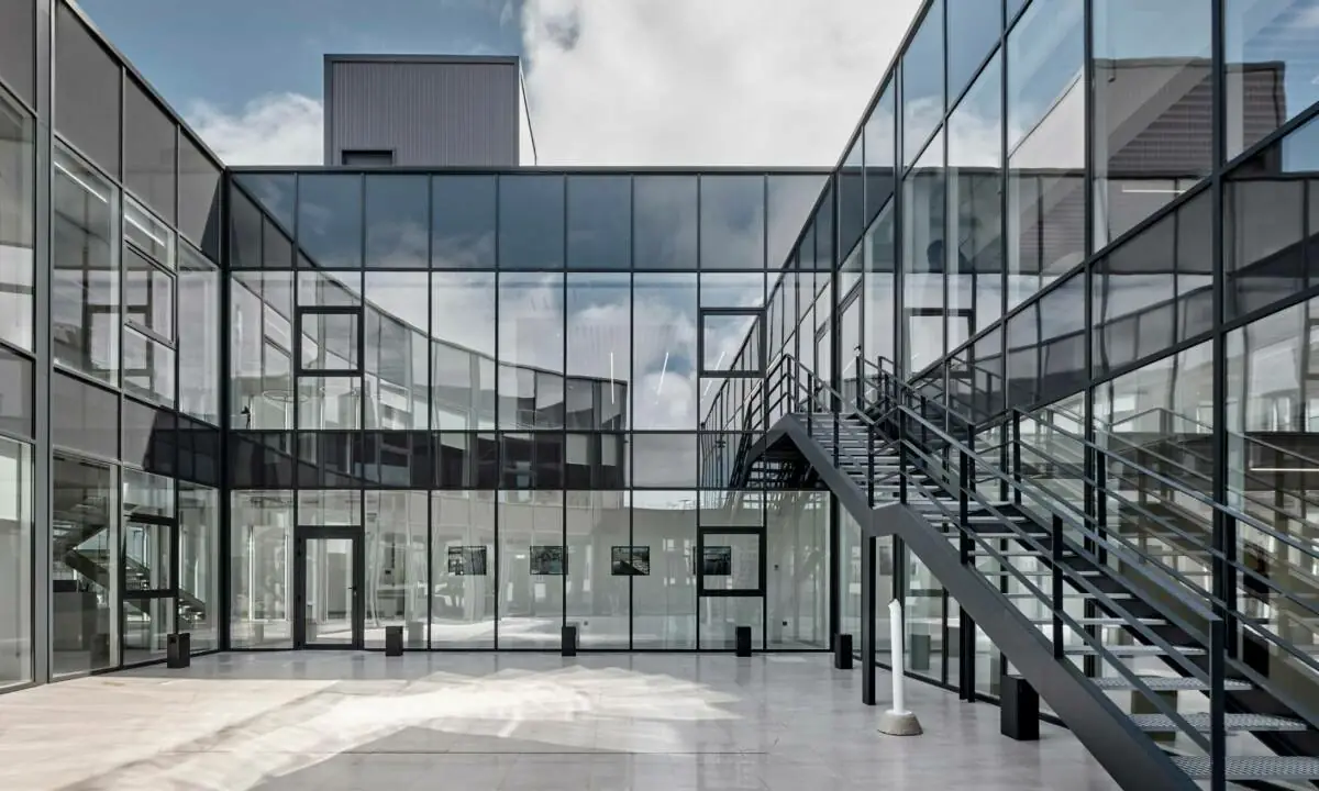 Zona exterior con mobiliario para oficina en Galicia