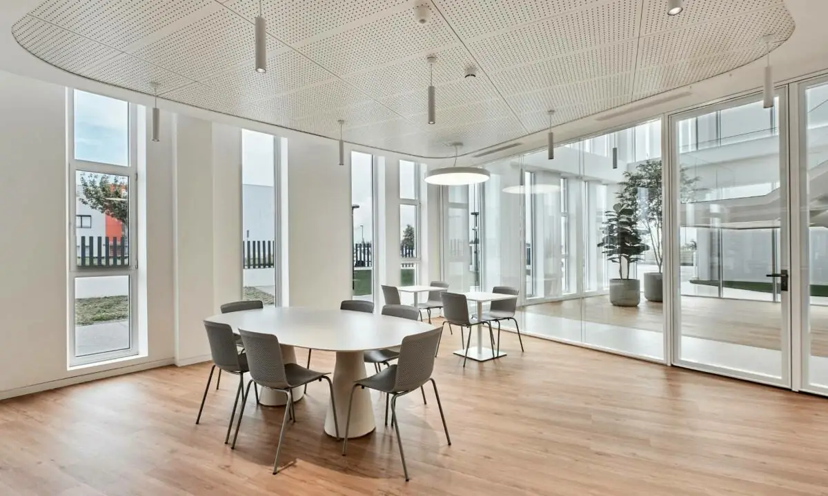 Sala de reuniones informal en sala acristalada en oficina en Galicia