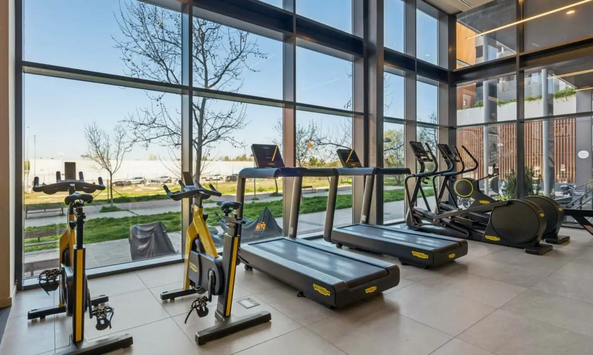 Zona de gimnasio en edificio coliving en Madrid con equipamiento técnico