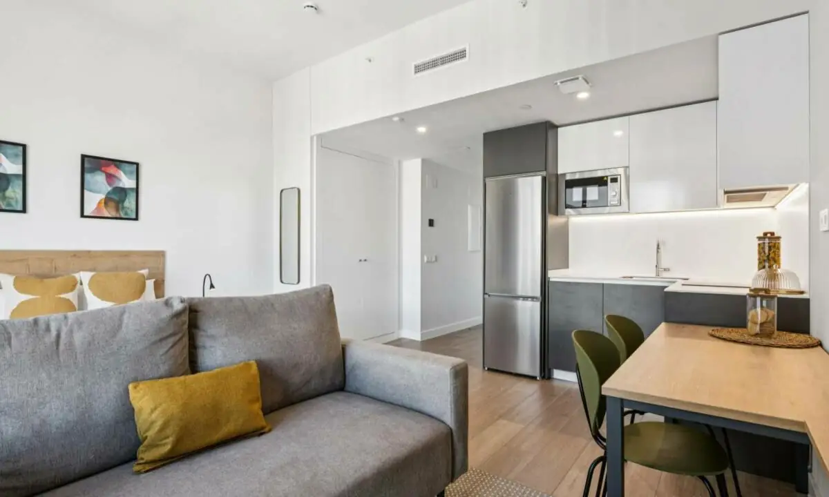Salón cocina en apartamento compartido en inmueble coliving en Madrid