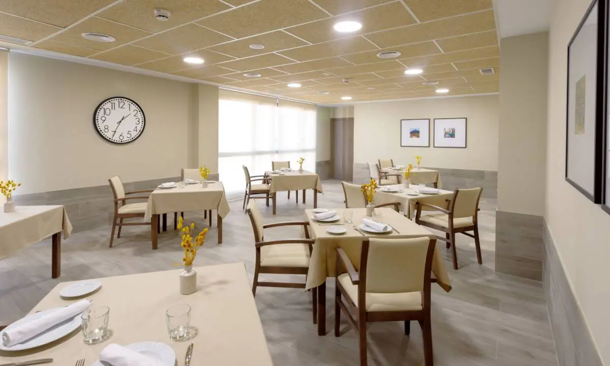 Comedor con mesas, sillas, textiles y atrezzo