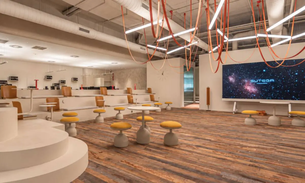 Ágora abierta como espacio principal de oficina, con mobiliario y tecnología integrada