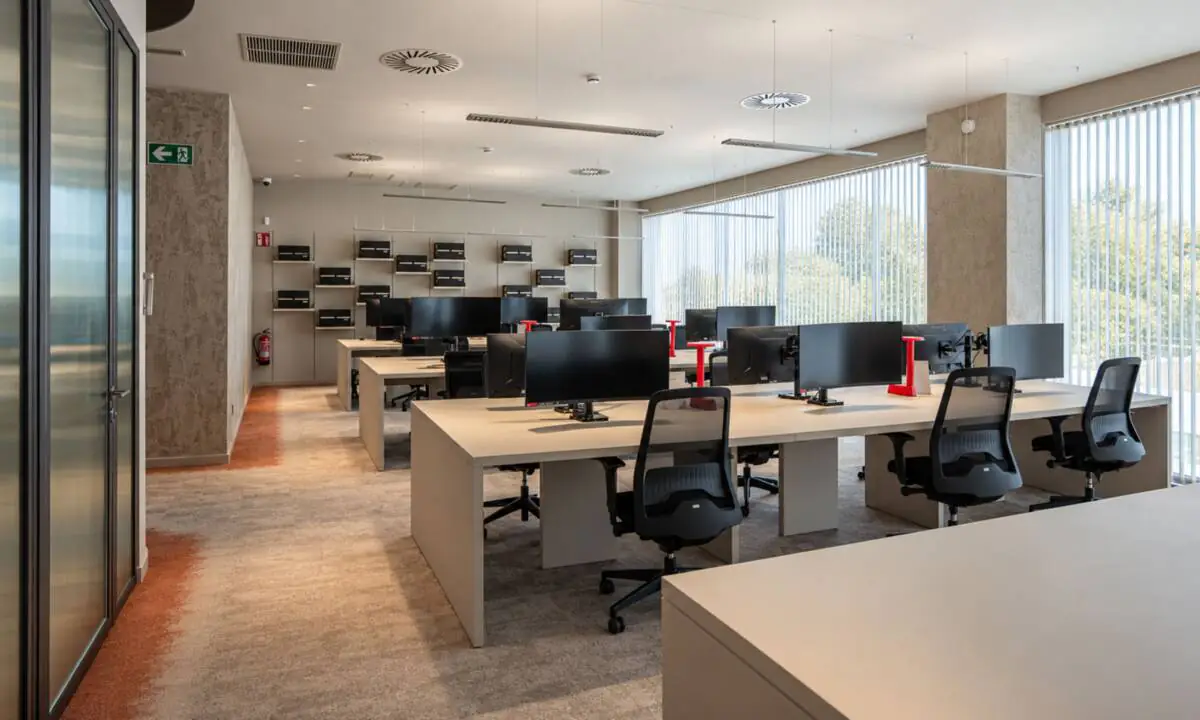 Espacio de trabajo individual con puestos operativos, mesas y sillas ergonómicas