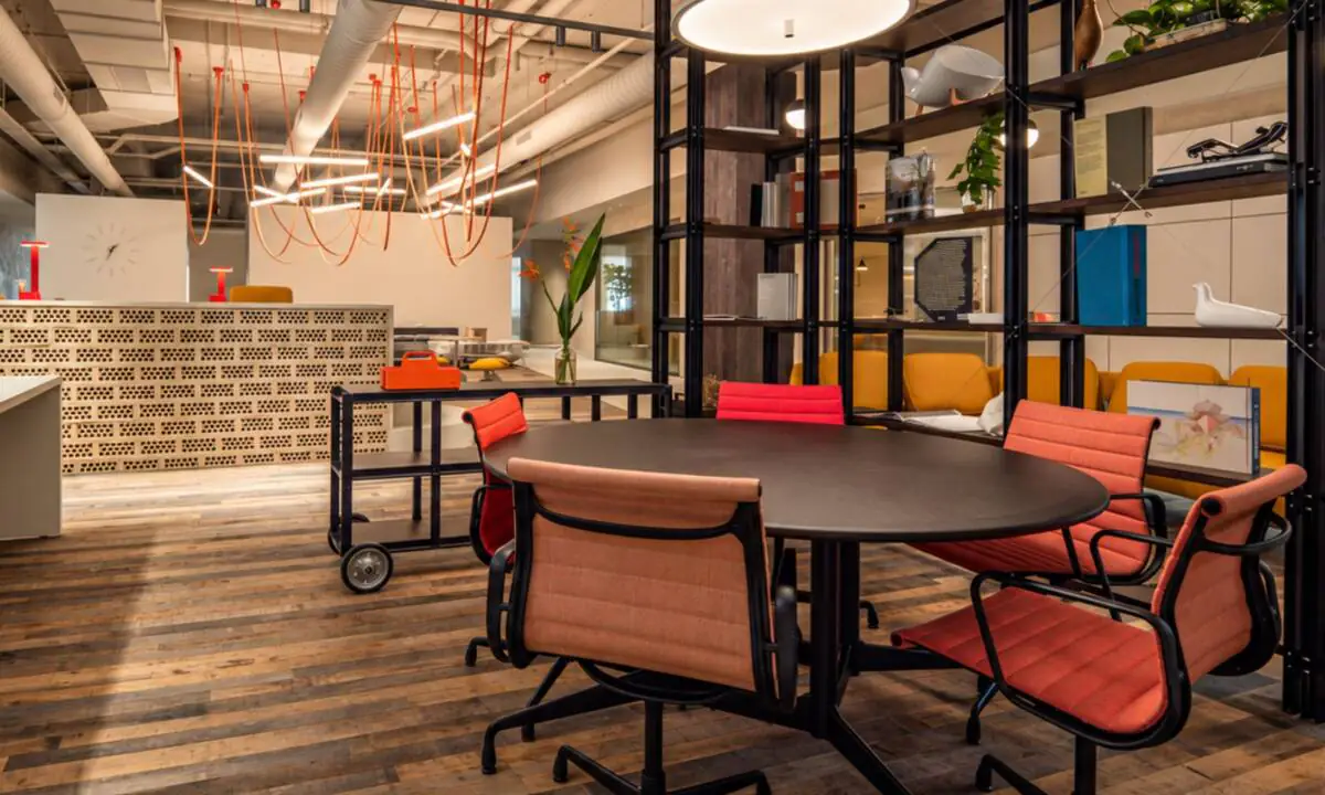 Zona de biblioteca de madera, con arte y libros de consulta en oficina