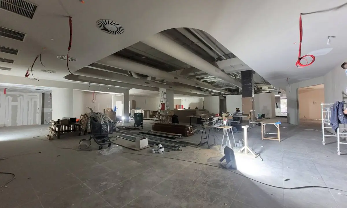 Proceso de obra_ Trabajos en pladur en ágora centra y zona de trabajo en oficina