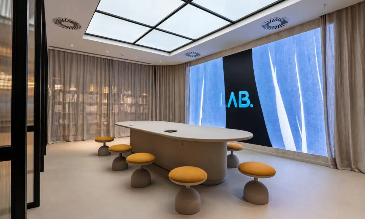 Mesa elevable de carpintería a medida en zona de recepción de clientes en oficina