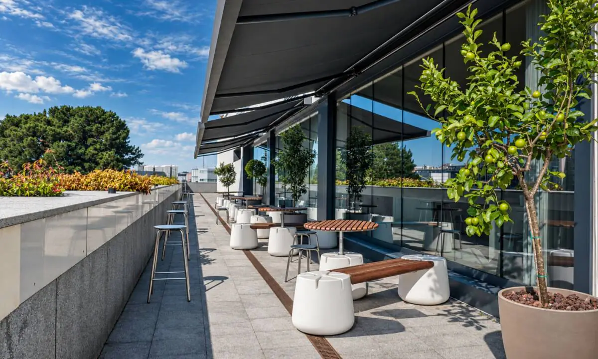 Mobiliario exterior para terraza en oficina