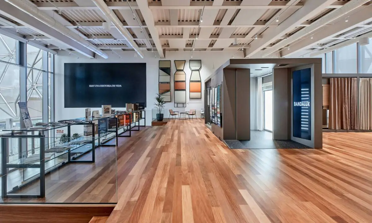 Showroom de producto de Bandalux con equipamiento de mobiliario y audiovisual
