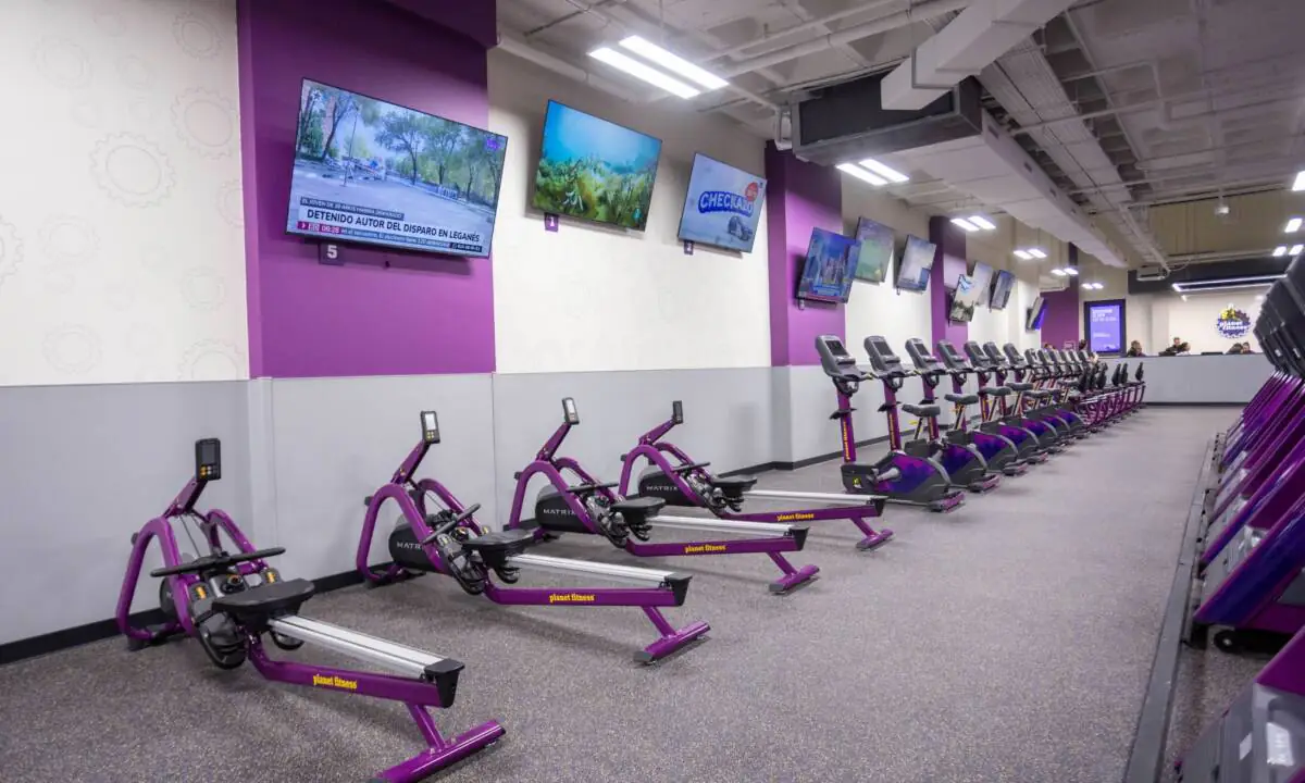 Trabajos de renovación de espacio comercial para convertir en gimnasio de color violeta